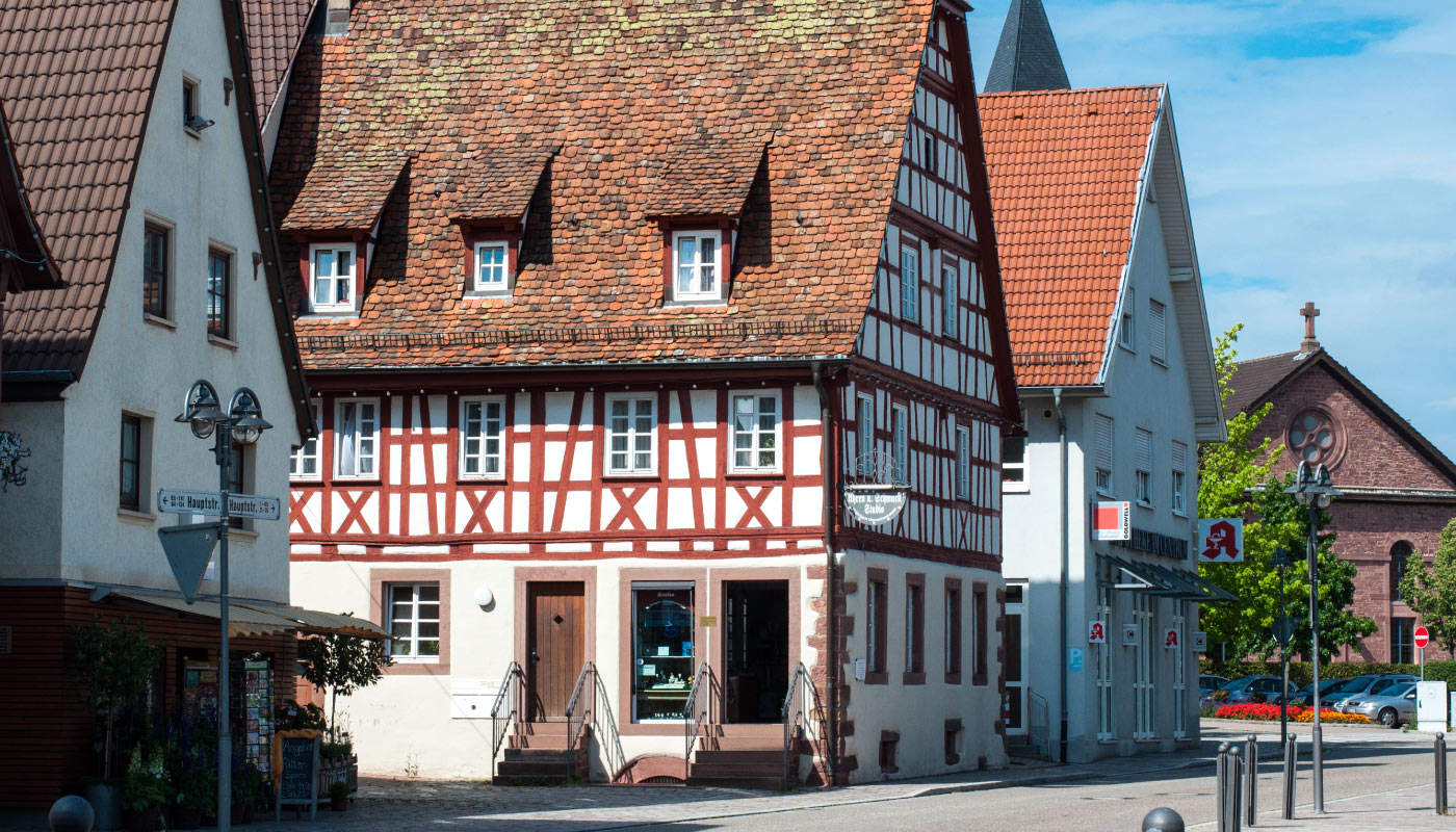 Ansicht auf das Fachwerkhaus am Marktplatz von Birkenfeld