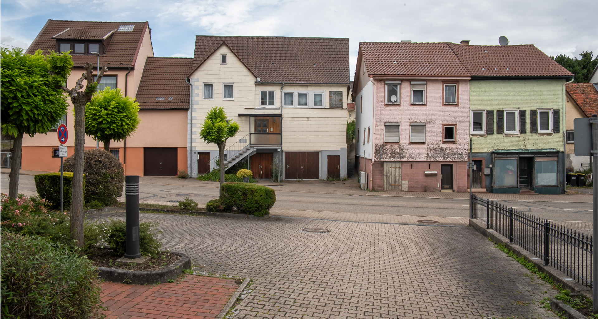 Wohnstraße mit traditionellen Häusern