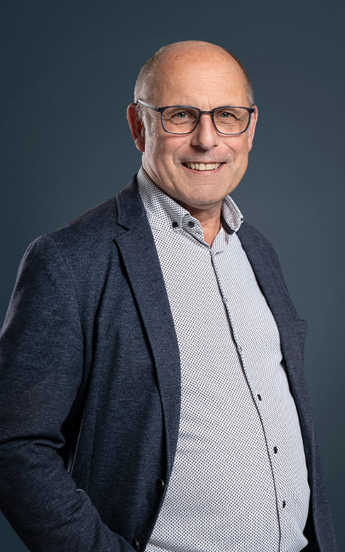 Portrait von Andreas Seufer vor dunkelblauem Hintergrund