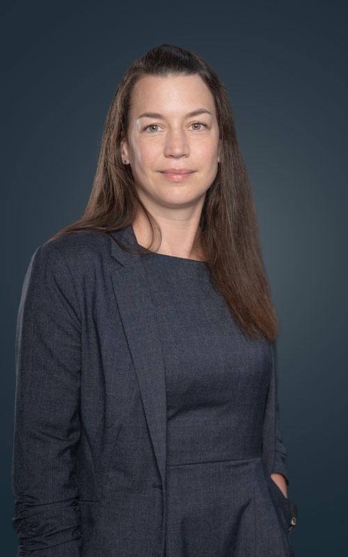 Portrait von Vanessa Kirchner vor dunkelblauem Hintergrund