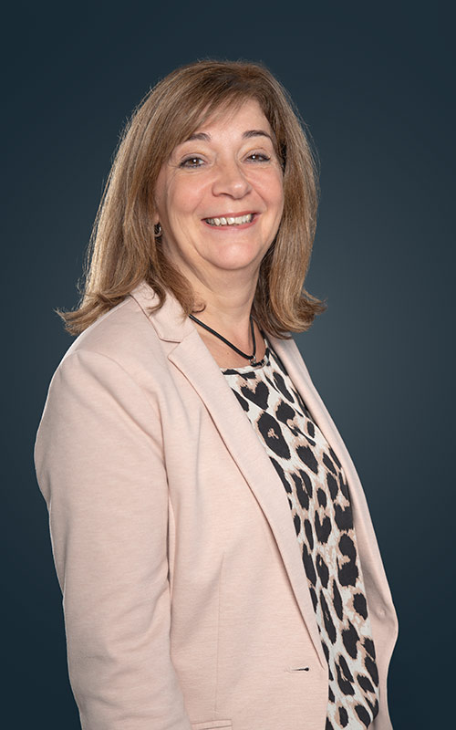 Portrait von Claudia Haag vor dunkelblauem Hintergrund